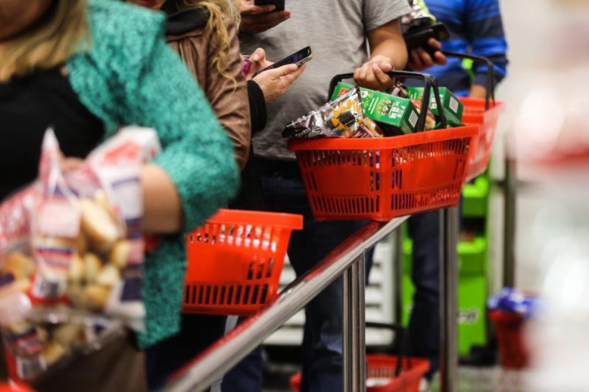 Consumo da classe média brasileira encolhe 10%