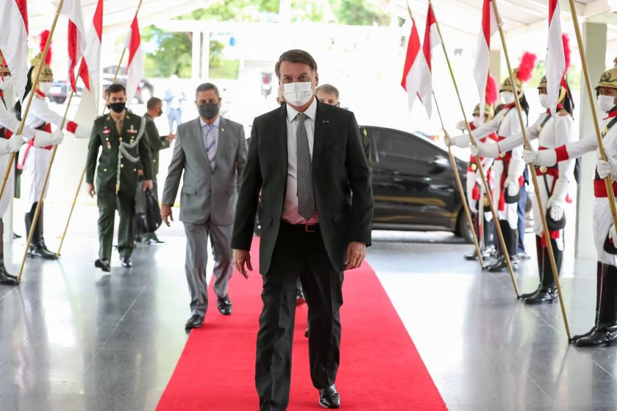 Ao criticar lockdown, Bolsonaro diz que Forças Armadas podem ir às ruas para reestabelecer a liberdade