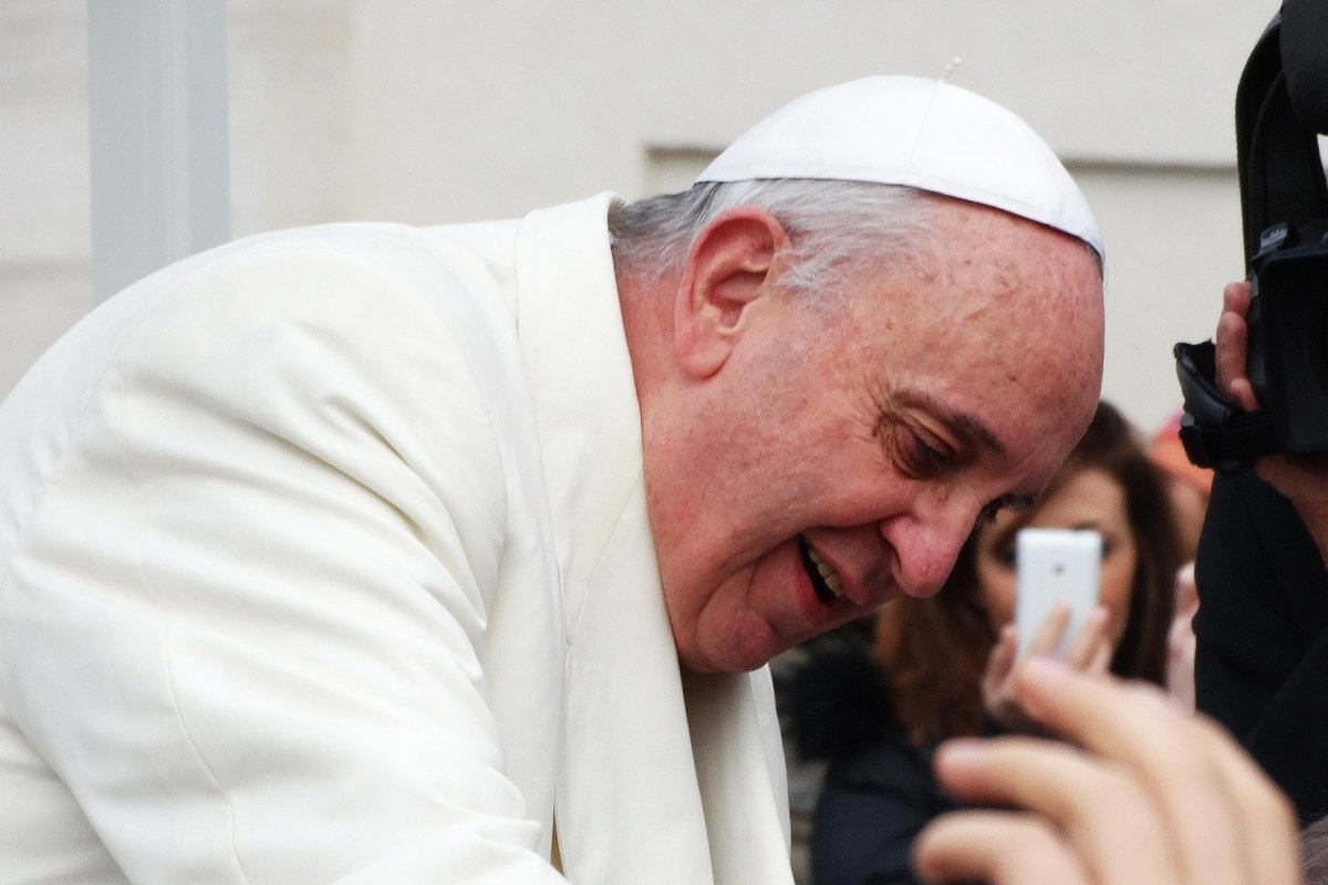 Papa Francisco fica preso no elevador e atrasa o Angelus dominical.