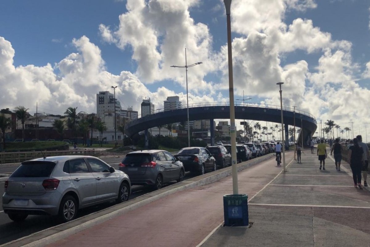 Drive-thru do Centro de Convenções registra longas filas neste domingo (25)