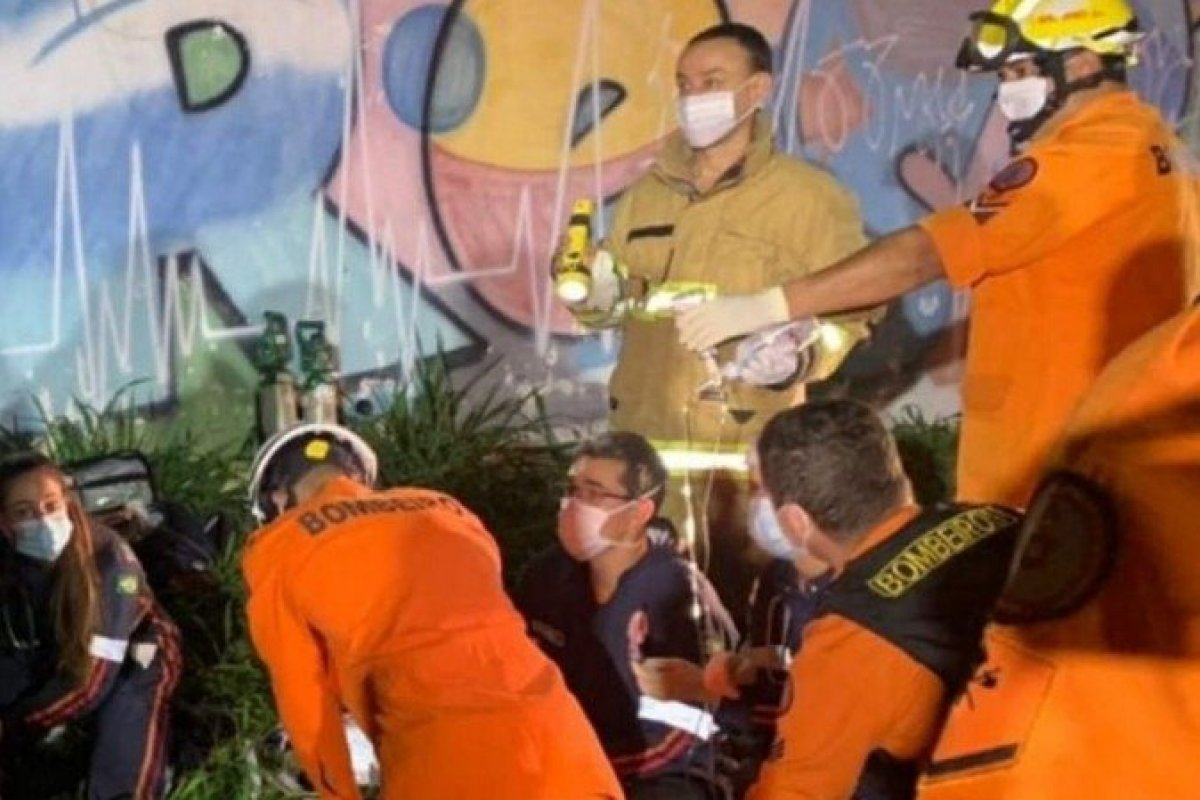 Pai e filho morrem eletrocutados no DF ao colher abacates