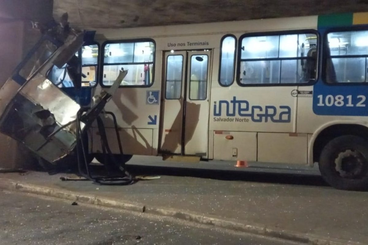 Vídeo: Ônibus fica com parte da estrutura danificada ao bater em pilastra ne Estação da Lapa, em Salvador