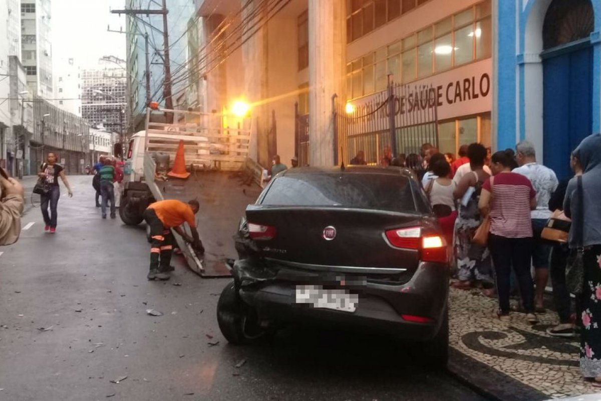 Três carros batem na Avenida Carlos Gomes