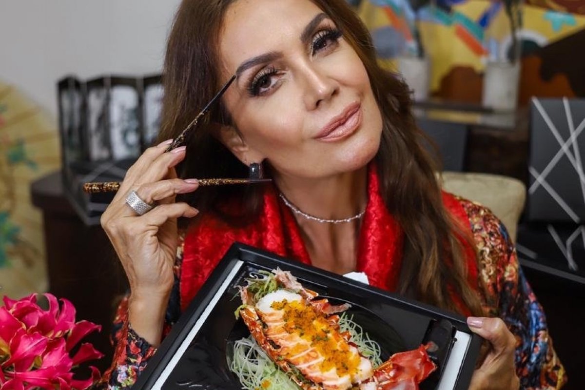 Influencer Claudia Métne mostra mesa decorada com tema da gastronomia japonesa