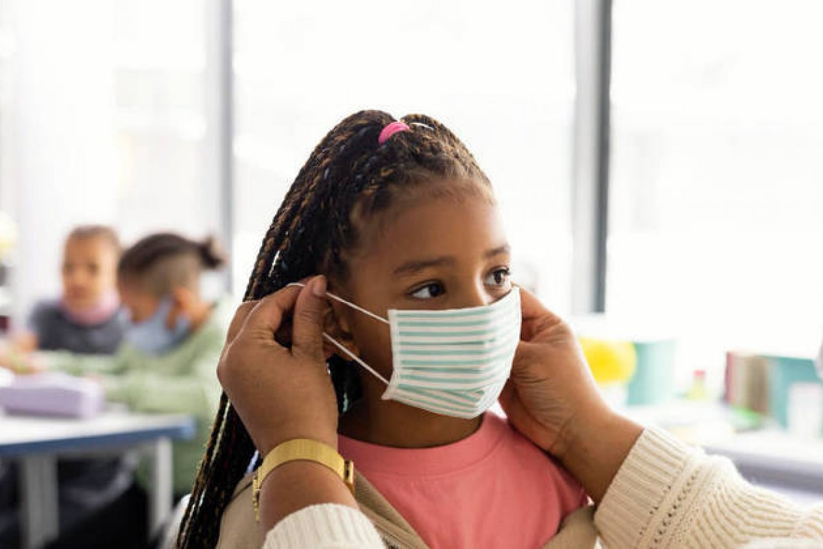 Letalidade da Covid-19 entre crianças cai no Brasil, diz estudo