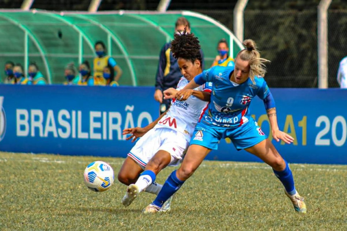 Empresa afasta narrador e comentarista após preconceito no Brasileirão Feminino: 'Cabelos exóticos'