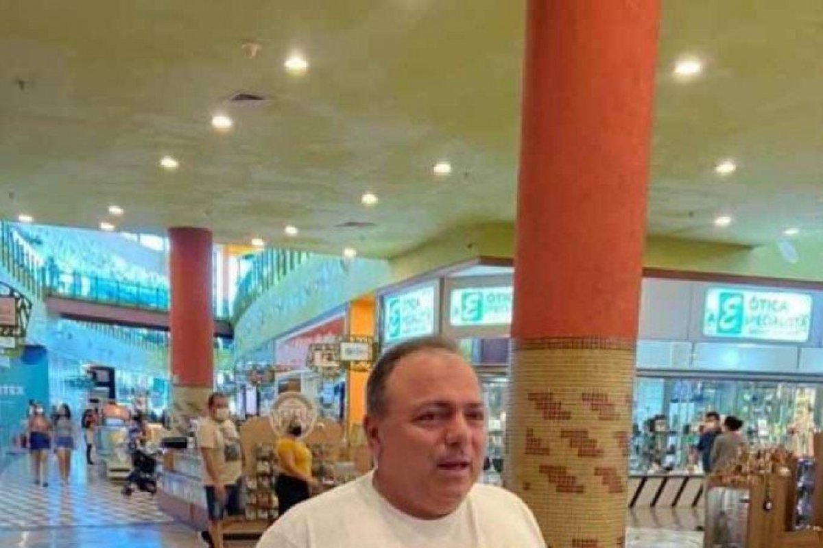 Eduardo Pazuello é flagrado sem máscara em shopping do Amazonas