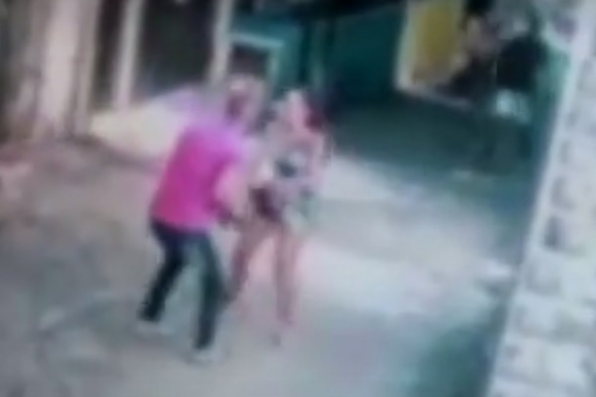 Vídeo: mulheres são assaltadas por homem armado no bairro de Pirajá, em Salvador