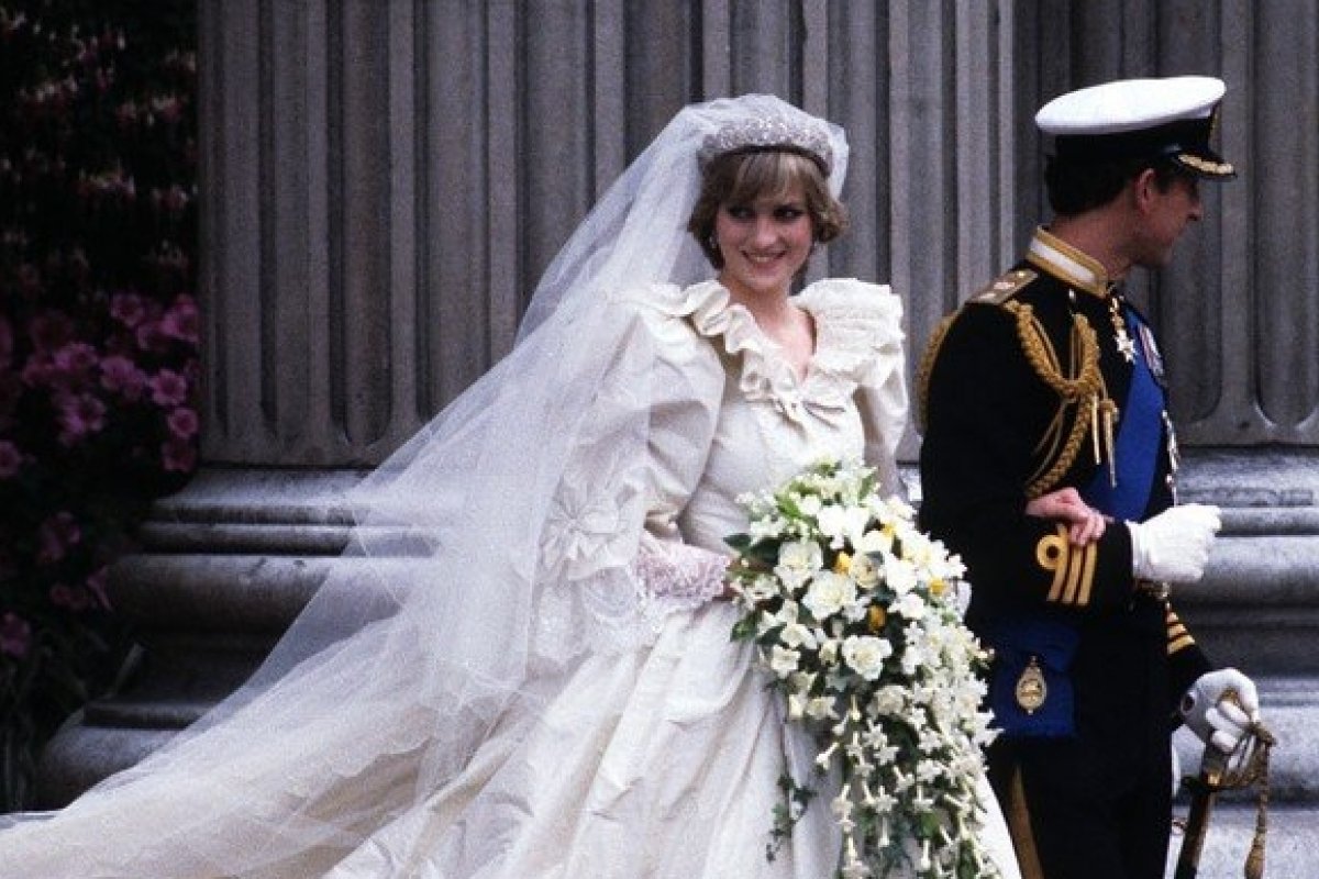 Vestido de noiva usado por Diana em seu casamento com o príncipe Charles poderá ser visto pelo público pela primeira vez em 25 anos!