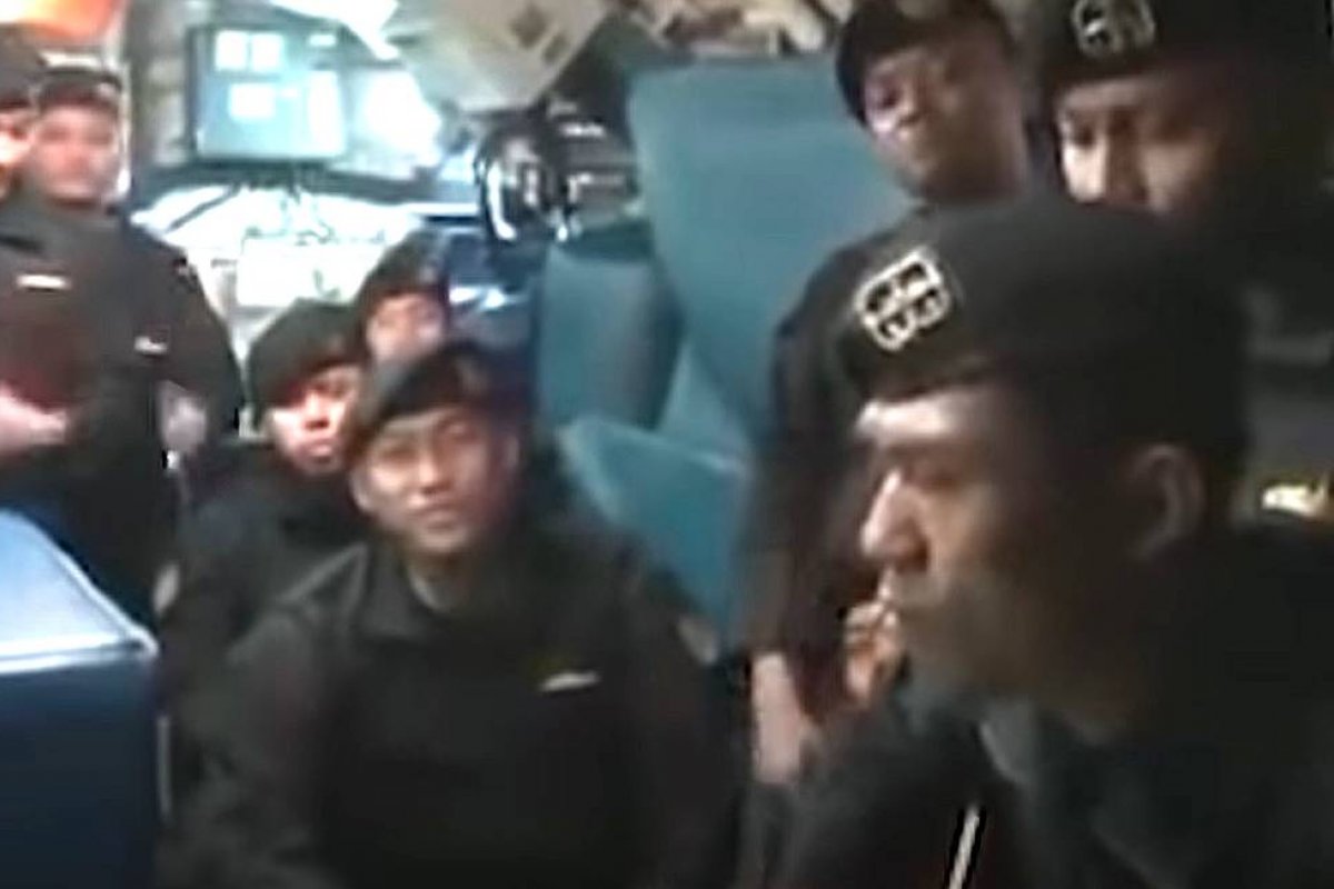 Vídeo: Parte da tripulação de submarino que naufragou na Indonésia gravaram vídeo com canção de despedida