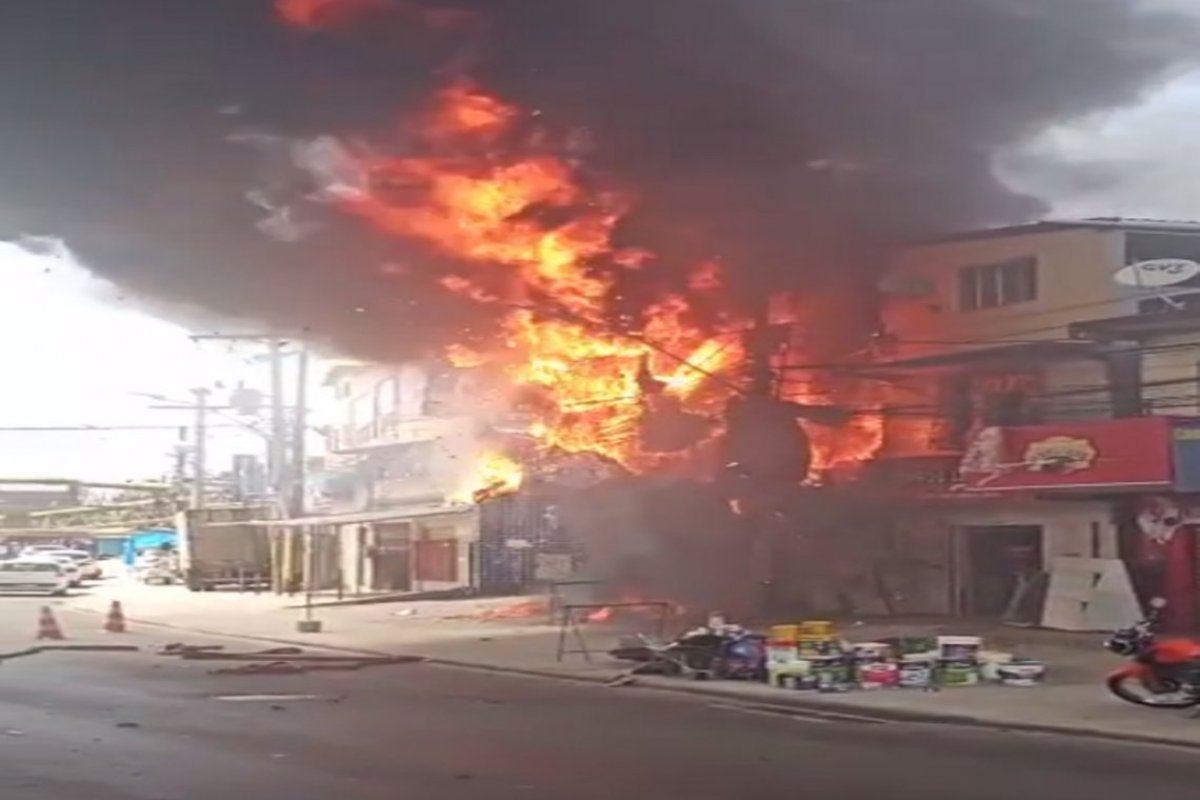 Vídeo: Loja de móveis é atingida por incêndio de grandes proporções em São Cristóvão