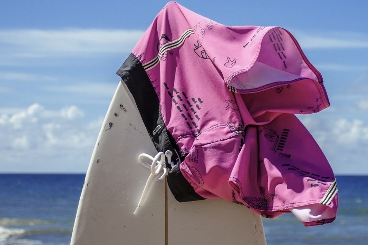 Marca baiana lança novos boardshorts para temporada de surfe no Brasil