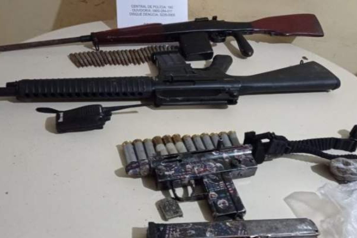 Fuzil e metralhadora são apreendidos com suspeitos de roubos a bancos