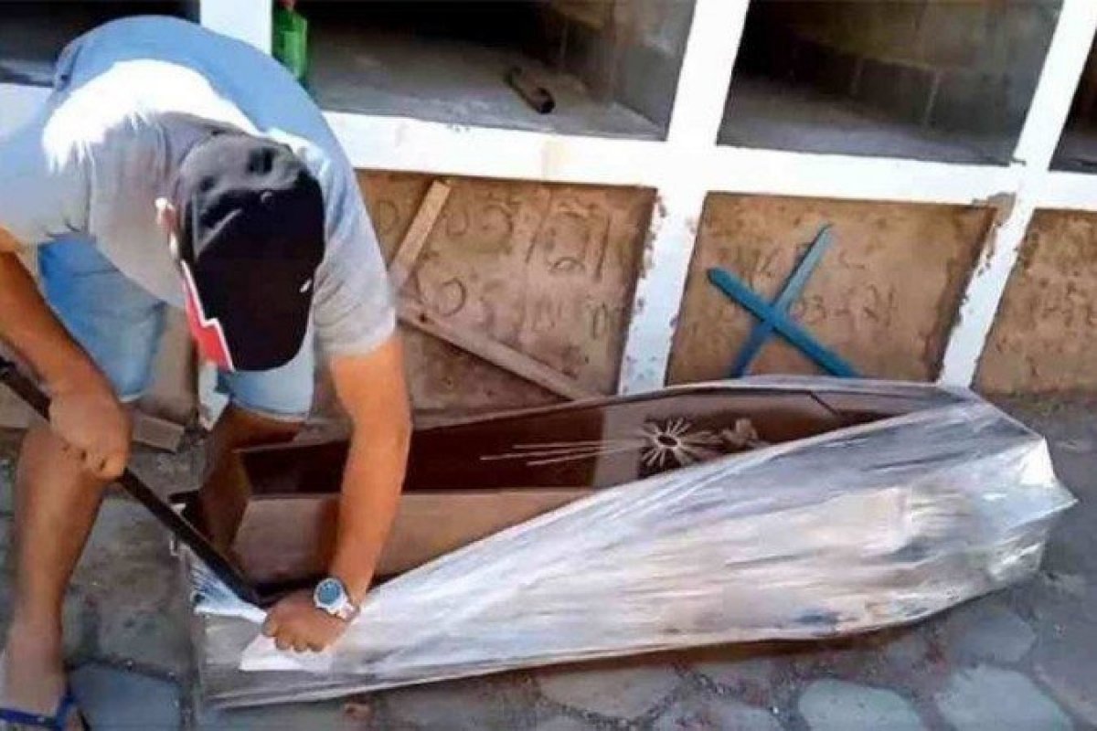 PT afasta vereador que abriu caixão de idoso que morreu com suspeita de covid-19