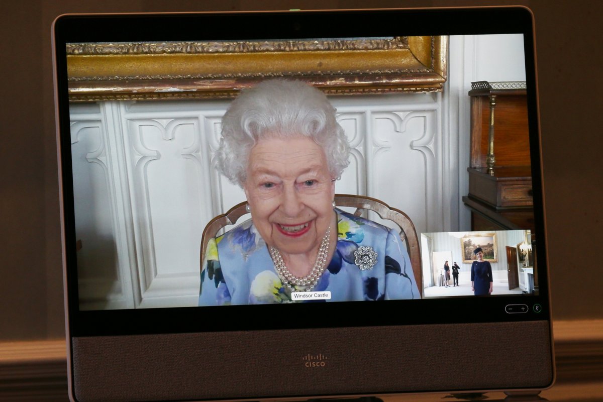 Primeiro sorriso da rainha Elizabeth após morte de Philip é registrado em evento oficial