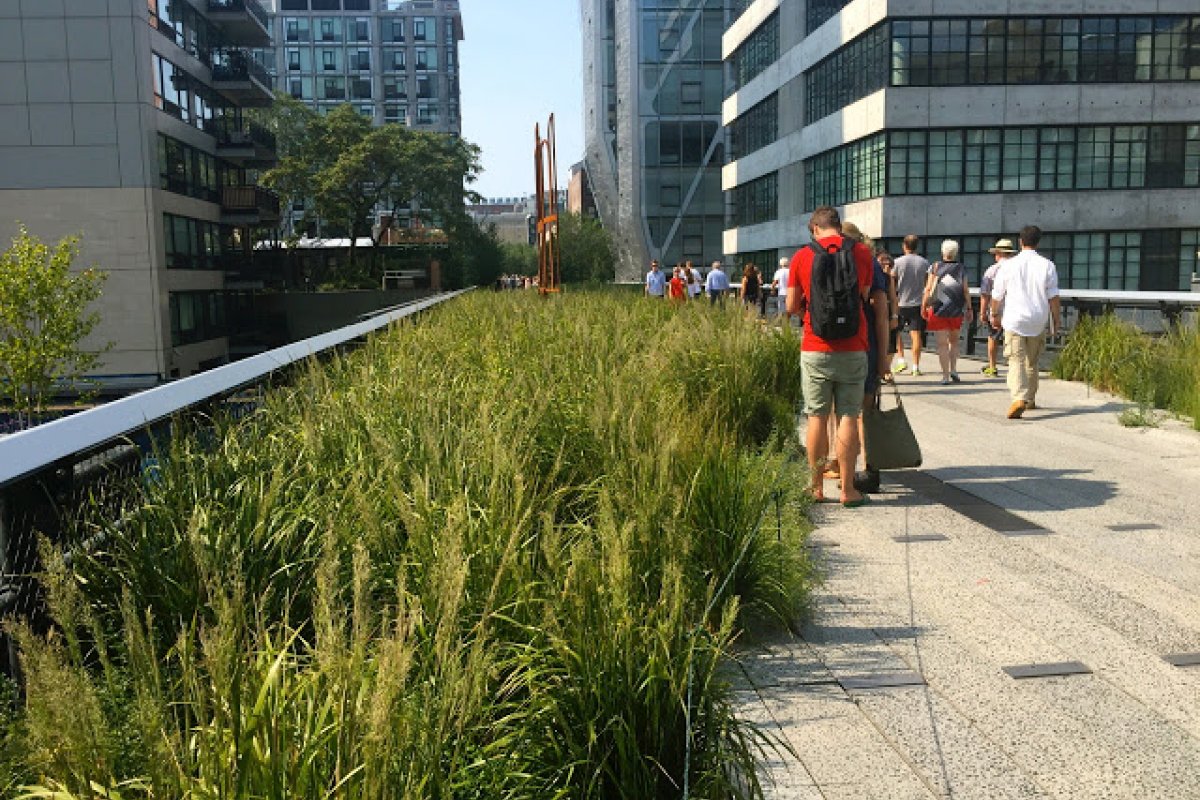 Com avanço da vacinação, EUA permite dispensa de máscara para imunizados