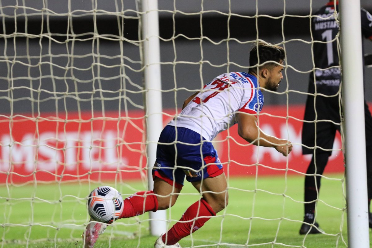 Matheus Teixeira pega pênalti, Bahia passa por cima do Guabirá-BOL e assume liderança do grupo B da Sul-Americana