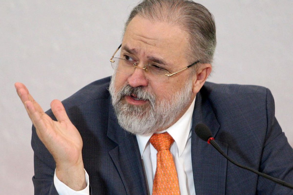 Ao STF, Aras afirma não haver crime na gravação entre Bolsonaro e Kajuru