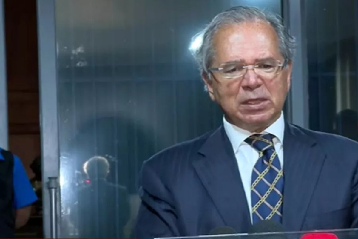 Guedes diz que usou "imagem infeliz" ao falar que "chinês inventou o vírus"