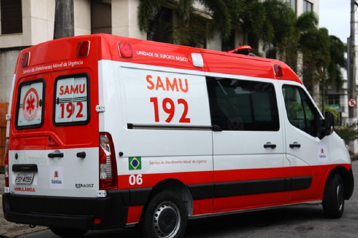 Pessoa fica ferida após ser atropelada por carro na Avenida ACM, em Salvador