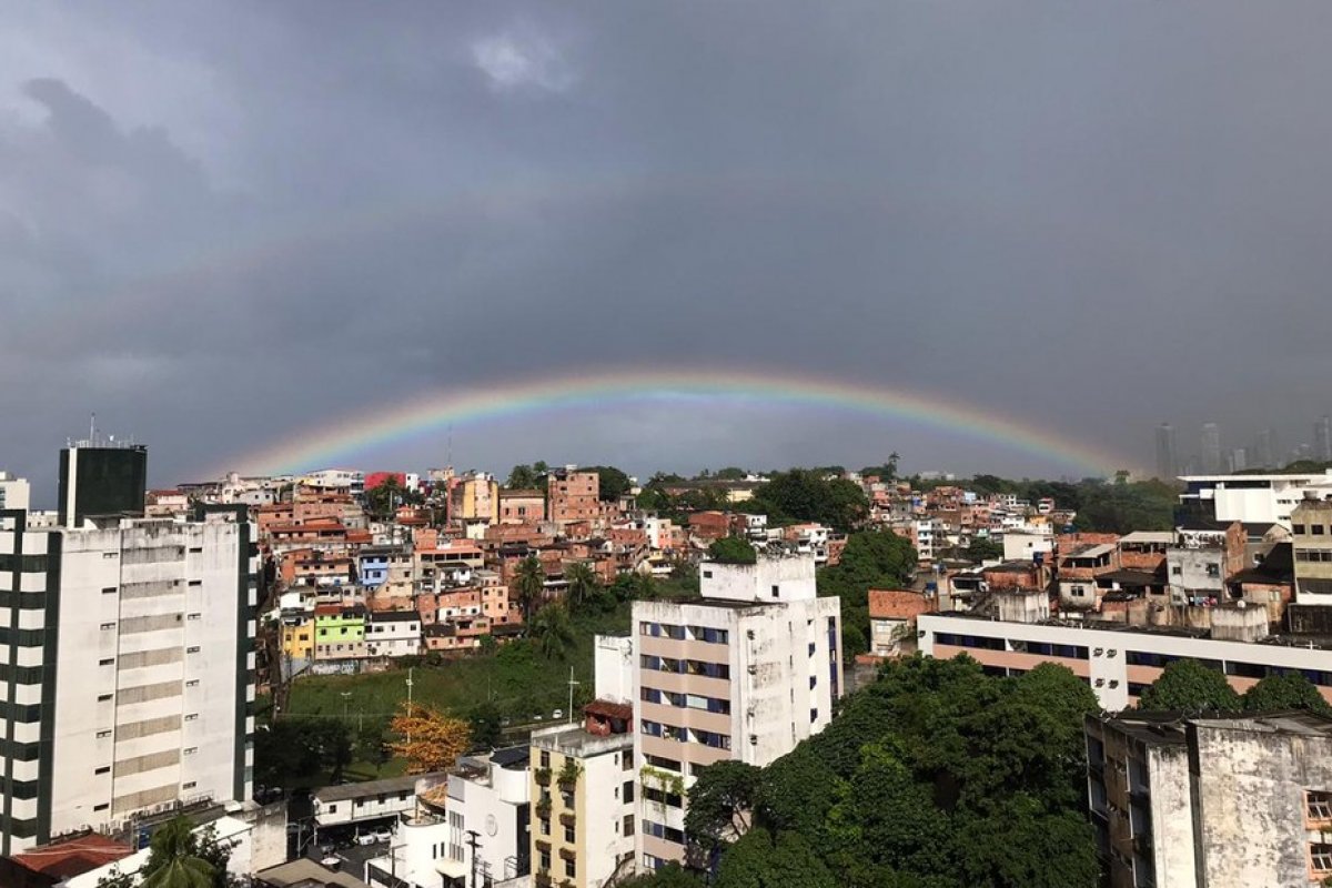 Salvador tem manhã chuvosa e céu nublado, com períodos de estiagem