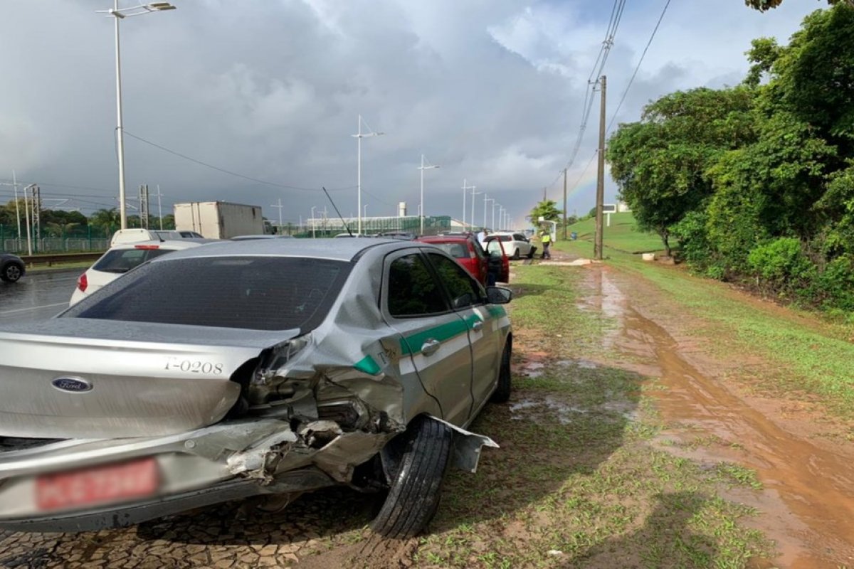 Batida envolvendo cinco veículos provoca engavetamento na Avenida Paralela