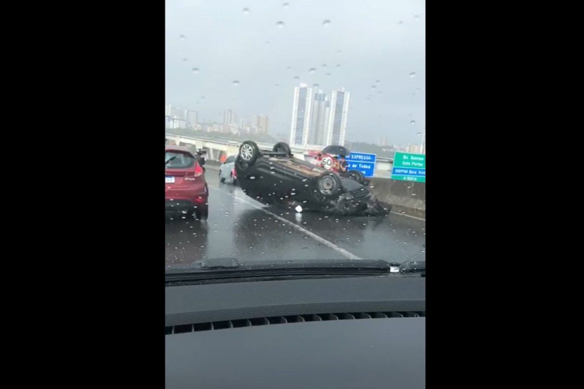 Duas pessoas ficam feridas após carro capotar na Via Expressa, em Salvador