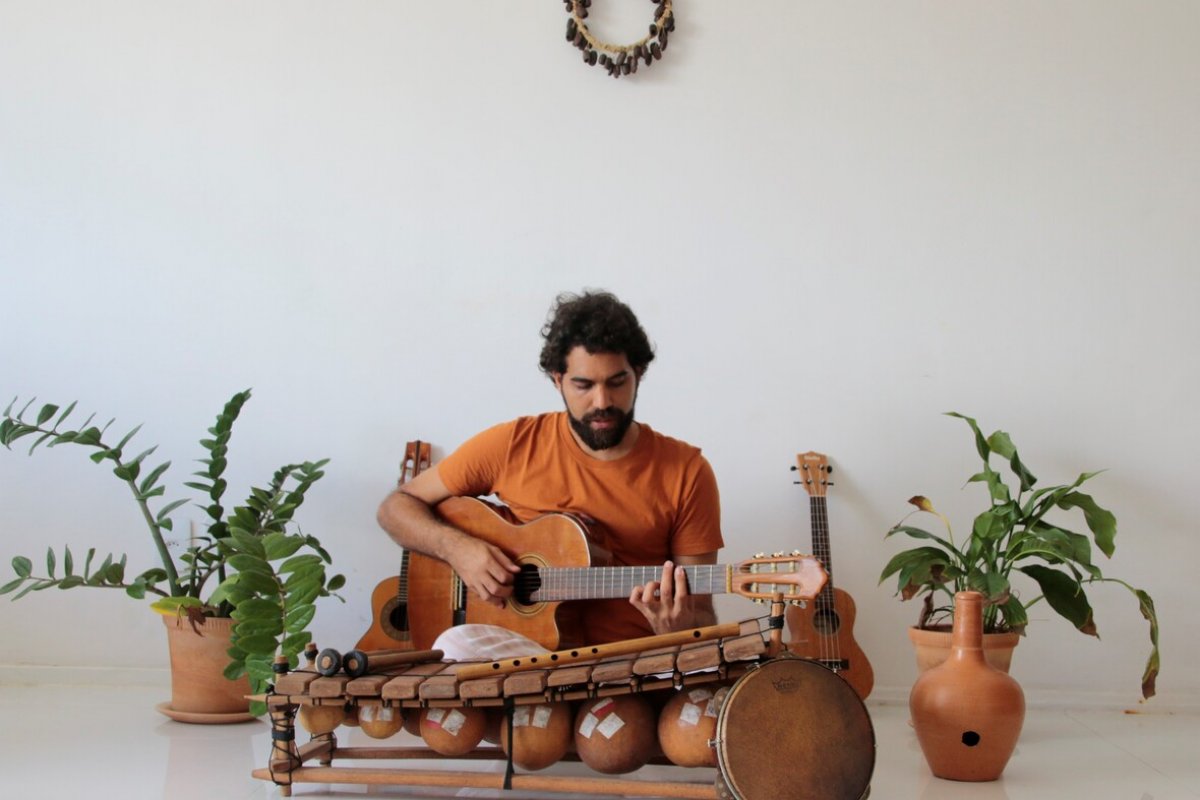 Paulinho Araújo homenageia padrasto e expõe toda a saudade que sente em "Amar All"