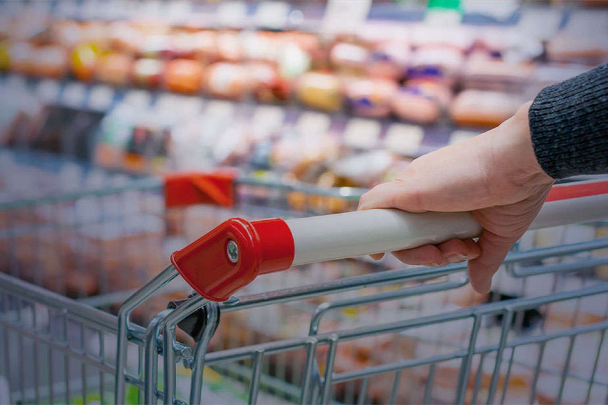 Mesmo em cenário de cautela, FGV aponta que confiança do consumidor subiu 4,3 pontos em abril