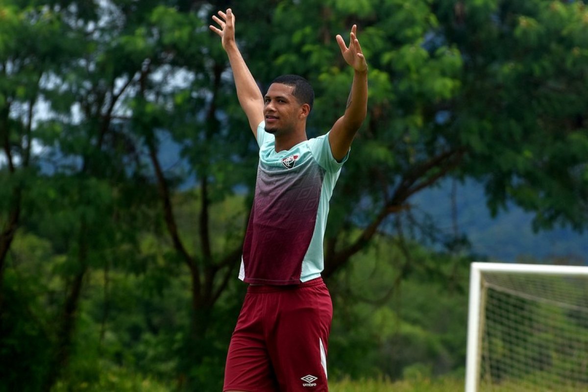 Samuel Granada chega a Salvador para assinar contrato com o Vitória