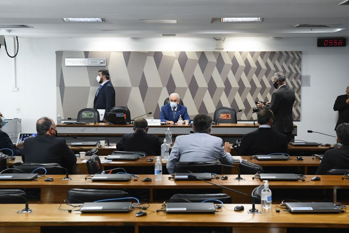 CPI da Pandemia: Senadores recorrem para tirar Renan da relatoria