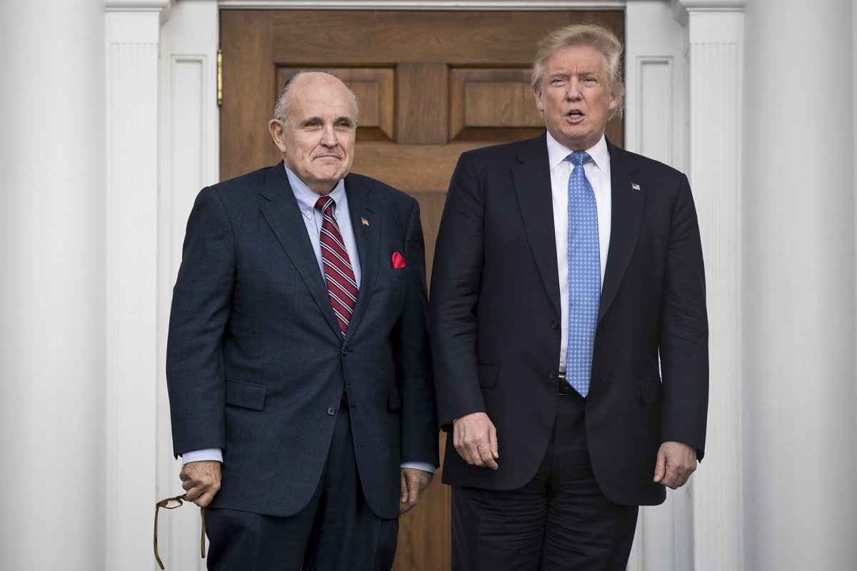 Investigadores federais cumprem mandado de buscas no apartamento de Giuliani, advogado de Trump