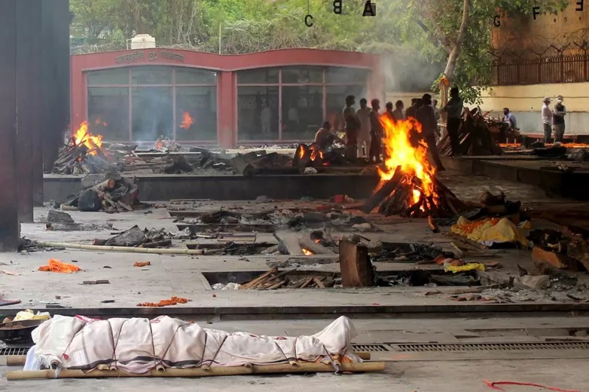 Crematórios de cidade na Índia relata mais de 600 corpos cremados por dia