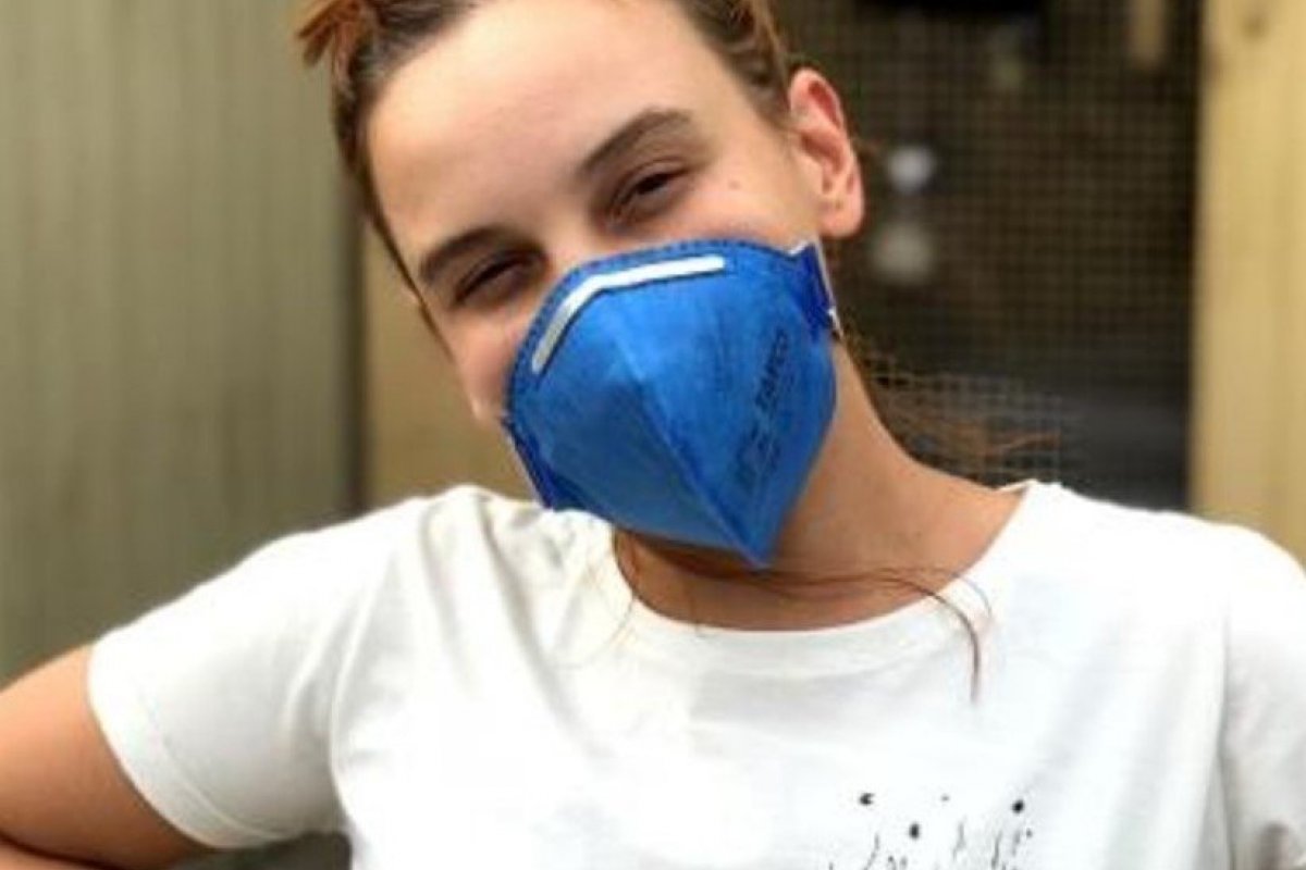 Jovem compra camiseta feminista e recebe mensagem: “E a louça? Lavou?”