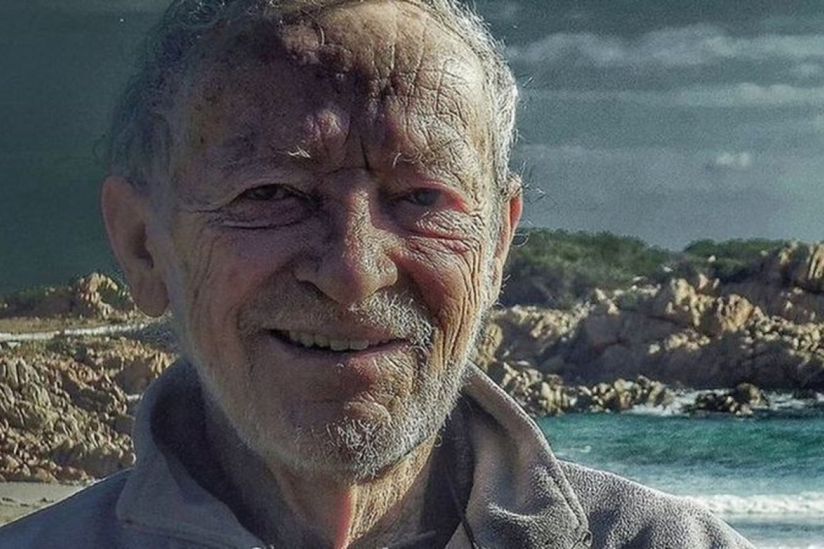Homem que vive há 32 anos isolado em ilha vai deixar local após pressão