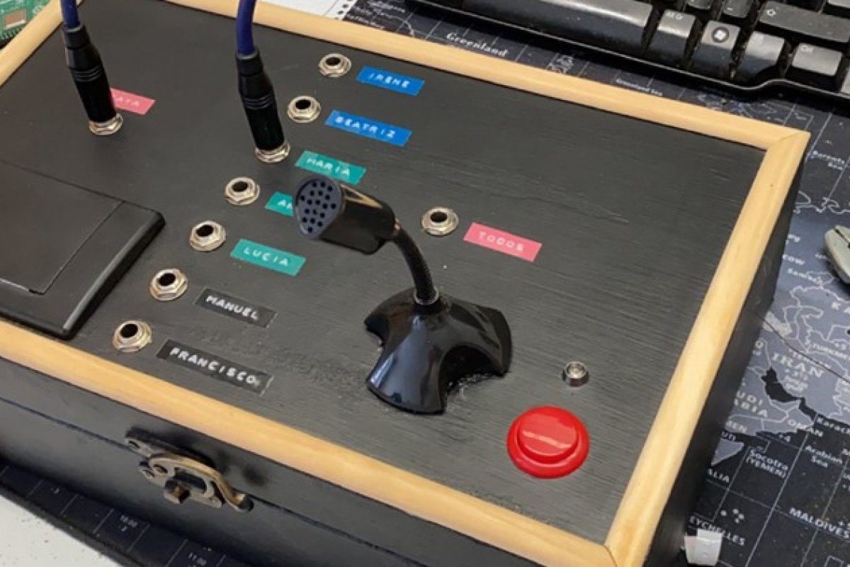 Neto cria máquina para conversar com avó de 96 anos