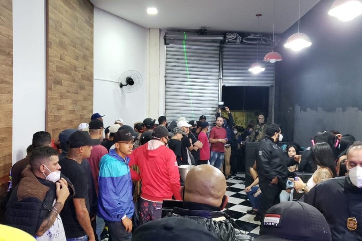 Blitz acaba com festa ilegal em barbearia que funciona como bar em Osasco, em SP