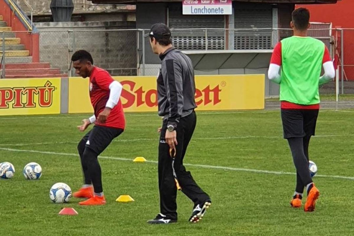 Vitória inicia série de confrontos diretos na luta contra degola