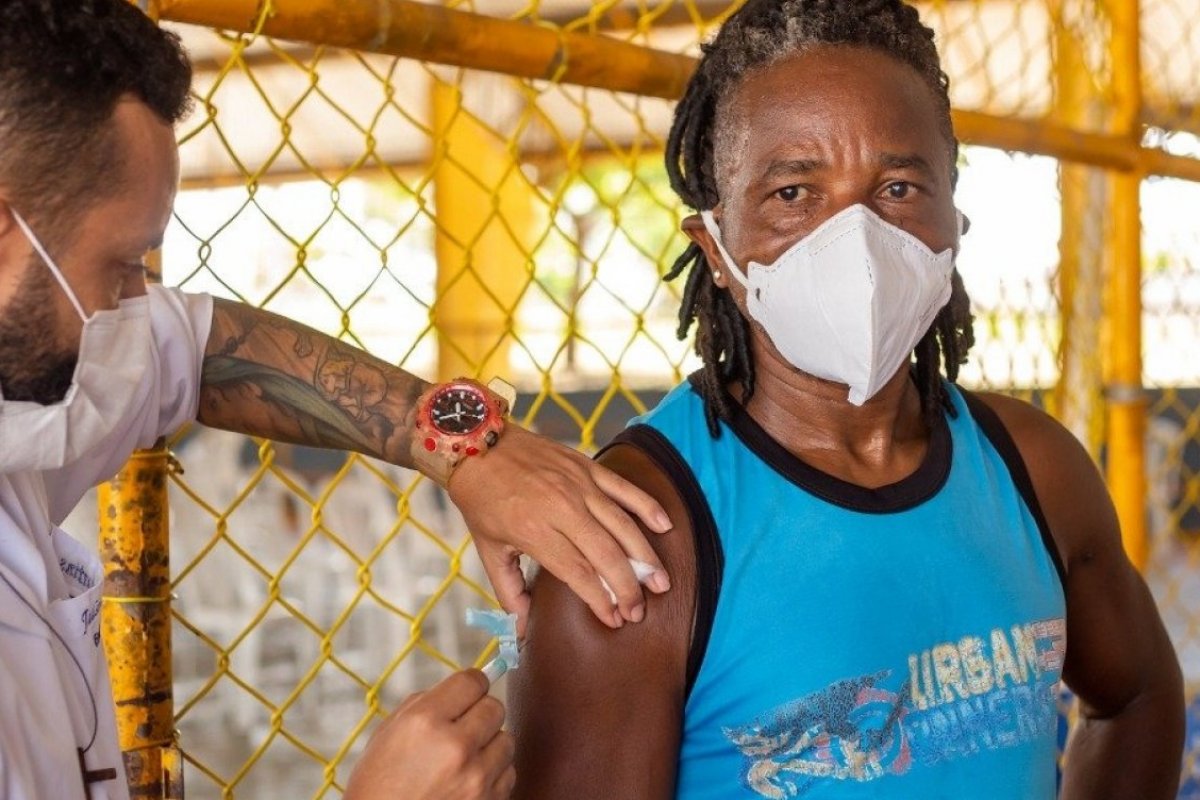 Lauro de Freitas suspende vacinação em drive-thrus e imuniza agentes de limpeza