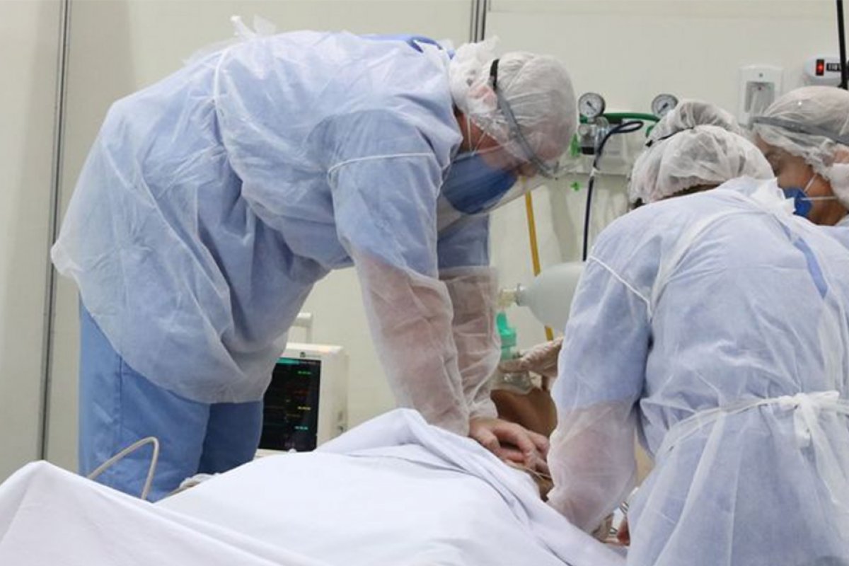 Mesmo com queda de casos e mortes, especialistas alertam que Brasil corre risco de repique da Covid