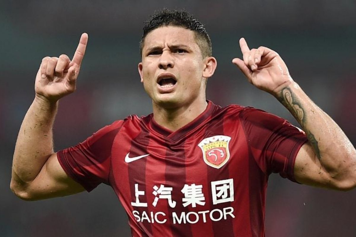 Ai Kesen, antigo Elkeson, realiza primeiro treino com a seleção chinesa