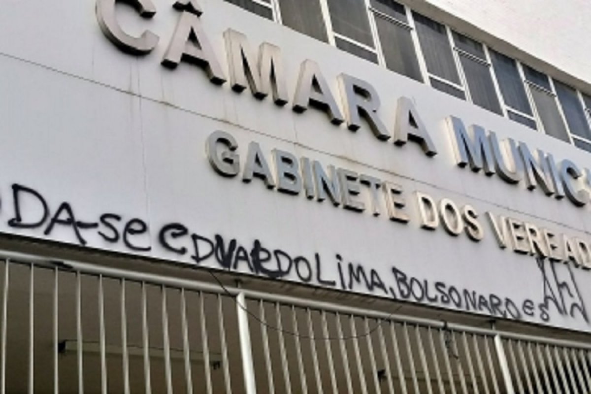 Prédio da Câmara em Feira de Santana é pichado com ofensa a vereador e Bolsonaro