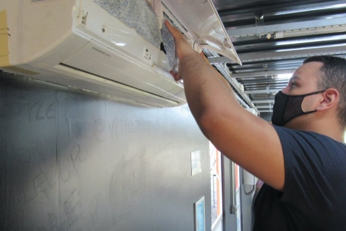 Startup baiana produz filtro para ar condicionado que chega a reter mais de 99% da carga viral em ambientes fechados, incluindo o coronavírus