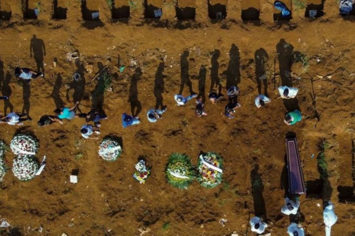 Brasil ultrapassa marca de 400 mil mortos pela covid-19