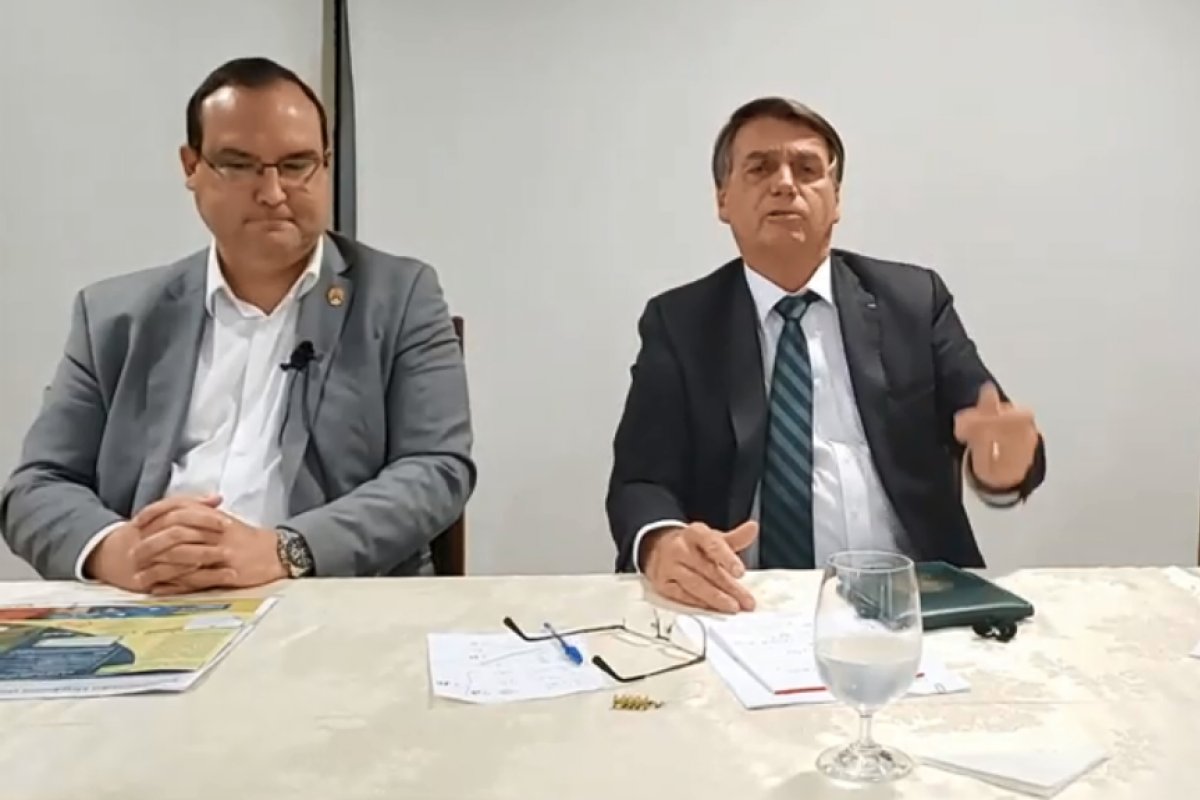 Bolsonaro volta a defender voto imprenso durante transmissão ao vivo