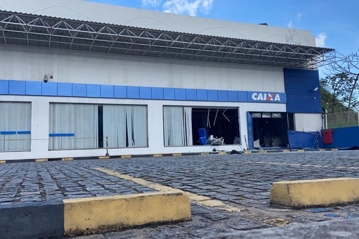 Agência bancária é explodida e morador é feito de refém em Salvador