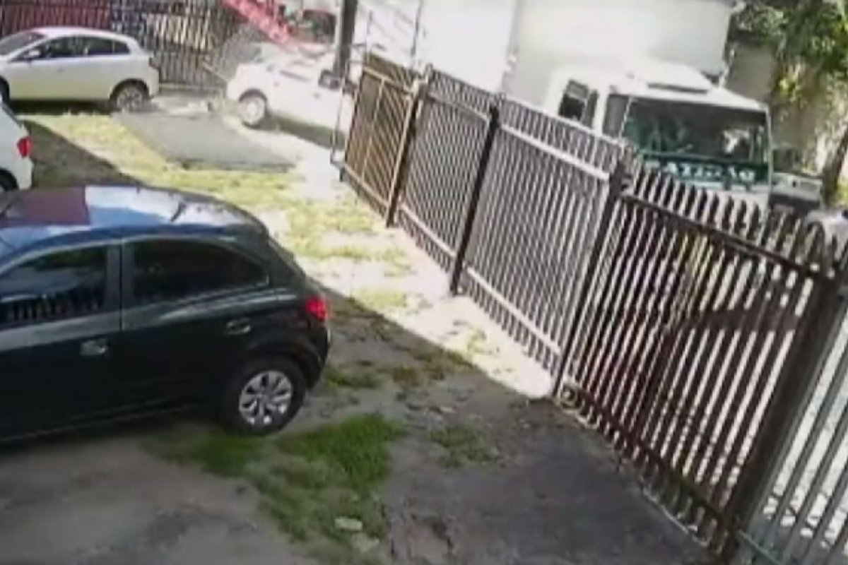 Caminhão é atingido na traseira e arrasta quatro carros em ladeira em Itabuna, sul da Bahia