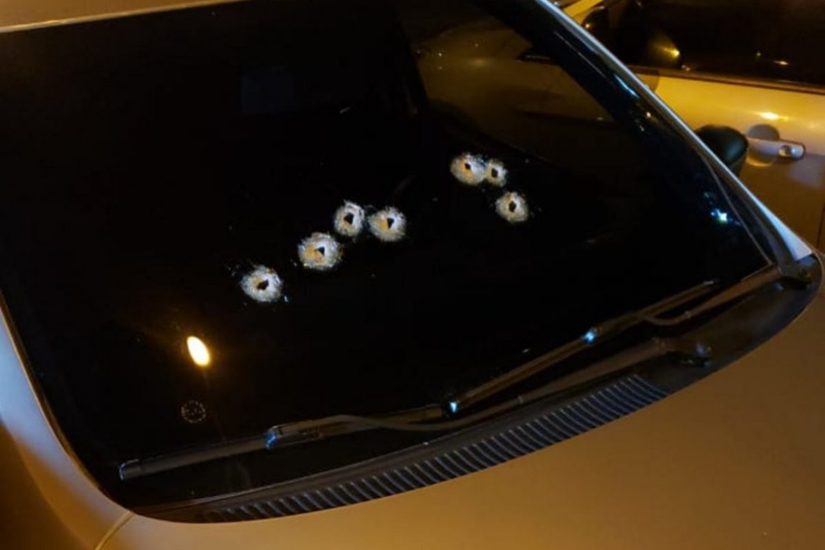 Mulher de 20 anos é morta com mais de 10 tiros dentro de carro em Salvador