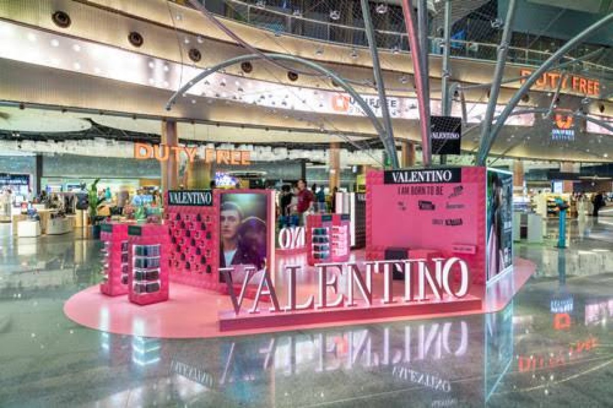 Com foco na inclusividade, Valentino lança sua primeira linha de maquiagem