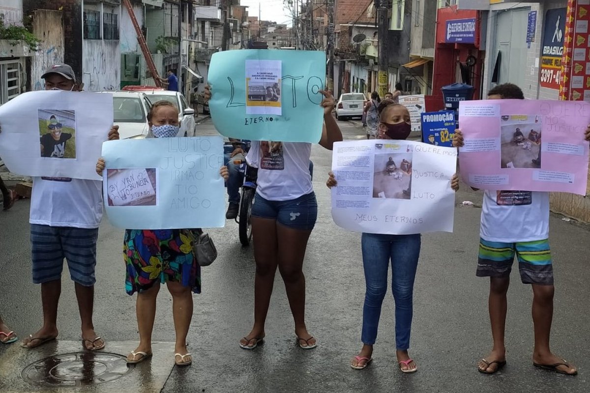 Familiares e amigos de mortos após furto em supermercado fazem protesto